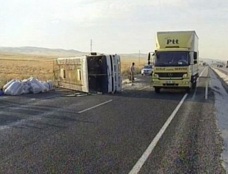 Mevsimlik İşçileri Taşıyan Minibüs Devrildi: 11 Yaralı