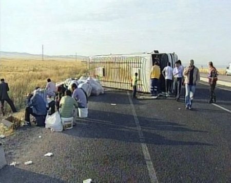 Mevsimlik İşçileri Taşıyan Minibüs Devrildi: 11 Yaralı