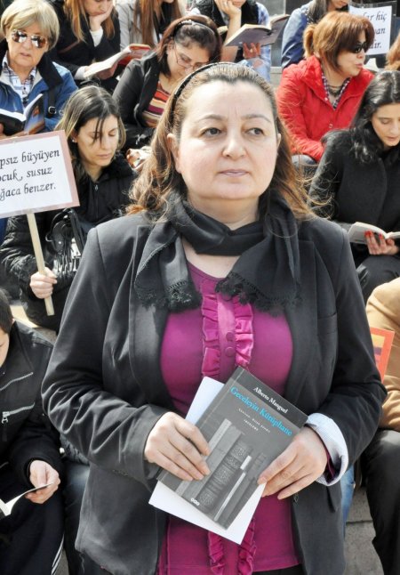 Meydanda 200 kişi aynı anda kitap okudu