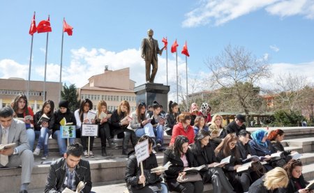 Meydanda 200 kişi aynı anda kitap okudu