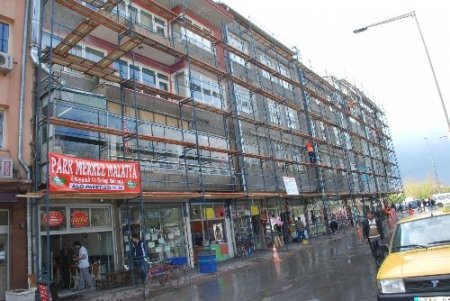 Meydandaki binaların cephesine estetik dokunuş