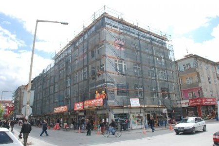 Meydandaki binaların cephesine estetik dokunuş