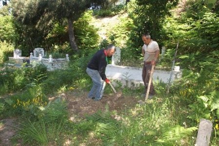 Mezarcılar: Bir gün bizim de mezarımızı kazacaklar