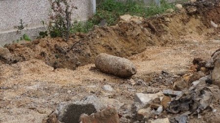 Mezardan top mermisi çıktı