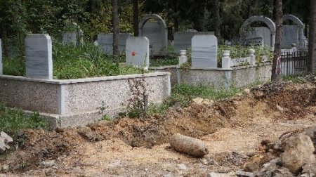 Mezardan top mermisi çıktı
