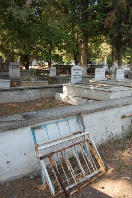 Mezarlık demirleri çalındı
