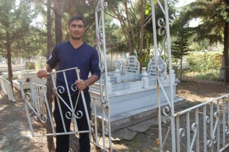 Mezarlık demirleri çalındı