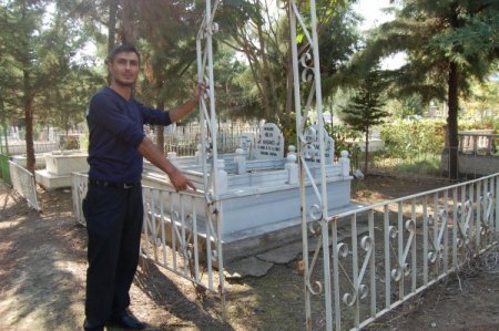 Mezarlık demirleri çalındı