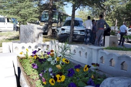 Mezarlık içinde araçlar çarpıştı: 2'si ağır, 5 yaralı