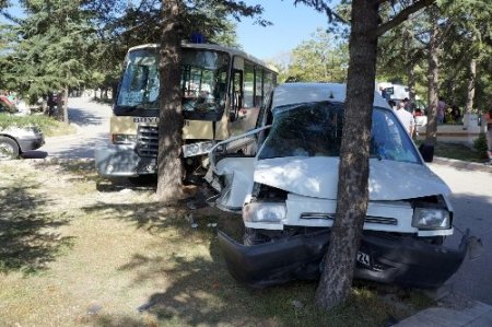 Mezarlık içinde araçlar çarpıştı: 2'si ağır, 5 yaralı