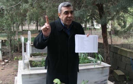 Mezarlıkta basın açıklaması yaptı