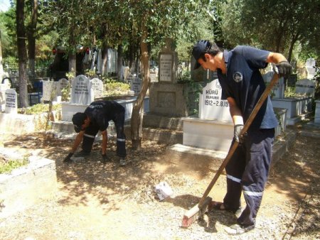 Mezarlıkta Bayram Temizliği