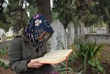 Mezarlıkta Sesli Kur'an-ı Kerim Yayını Mezarlıklardan Sahte Görevlileri Temizledi