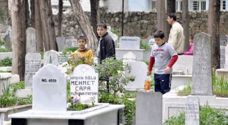 Mezarlıkta Ziyaretçilerin Yollarını Gözlüyorlar