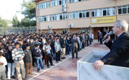 Mezun olduğu okulda öğrencilerle bir araya geldi