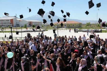 Mezuniyet töreninde hüzün ve sevinç birlikte yaşandı