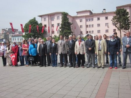 MHP, Atatürk anıtına çelenk bıraktı