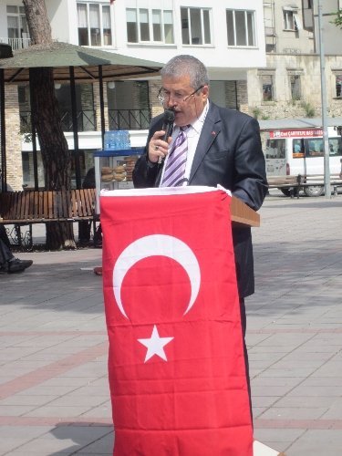 MHP, Atatürk anıtına çelenk bıraktı