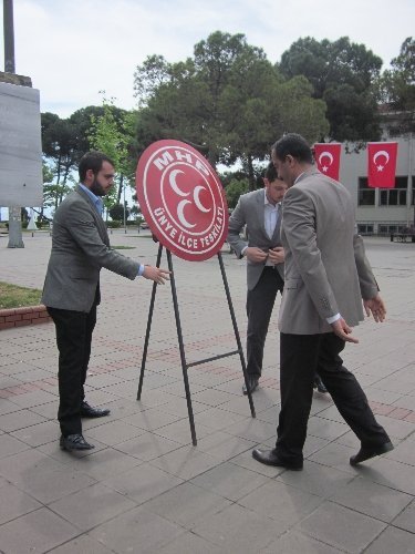 MHP, Atatürk anıtına çelenk bıraktı