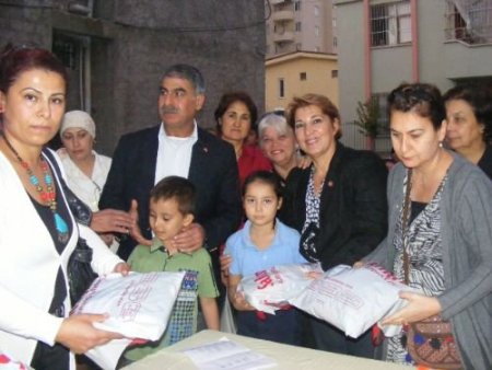 Mhp Çukurova'da 250 Fakir Çocuk Giydirdi