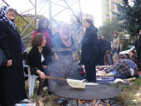 MHP Genel Başkanı Yardımcısı Demirel Adana’da yufka pişirdi