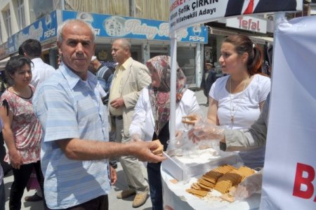 Mhp Hatay'da Bisküvi Ve Lokum Dağıttı