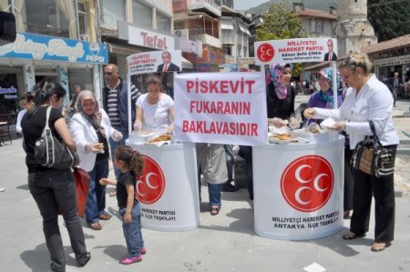 Mhp Hatay'da Bisküvi Ve Lokum Dağıttı