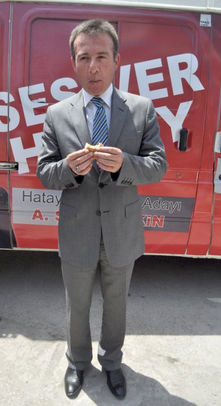 Mhp Hatay'da Bisküvi Ve Lokum Dağıttı