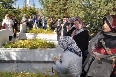 MHP Yozgat Kadın Kolları üyelerinden şehitlik ziyareti