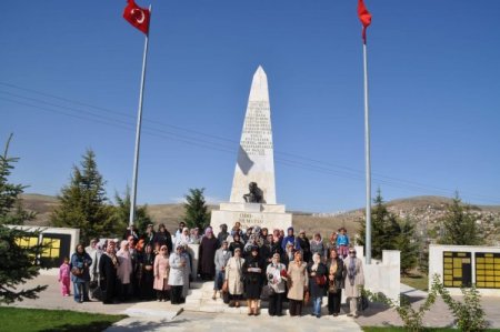 MHP Yozgat Kadın Kolları üyelerinden şehitlik ziyareti