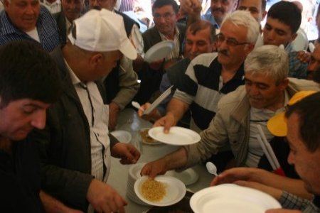 MHP Yozgat teşkilatı vatandaşlara etli pilav ikram etti