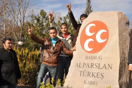 MHP'li gençler kurultay öncesi Türkeş'in kabrine akın etti