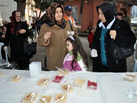 Mhp'li Hanımlar Balıkesir'de Aşure Dağıttı