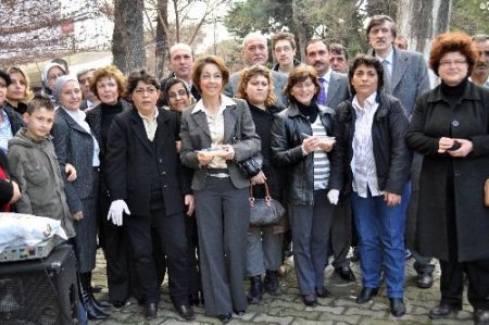 Mhp'li Hanımlar Balıkesir'de Aşure Dağıttı