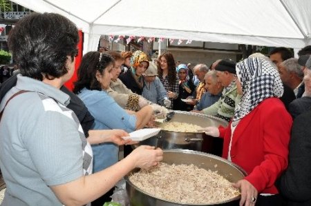MHP’li kadınlar, Alparslan Türkeş hayrına pilav ayran dağıttı