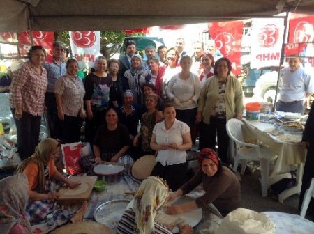 MHP’li kadınlardan gıda kermesi