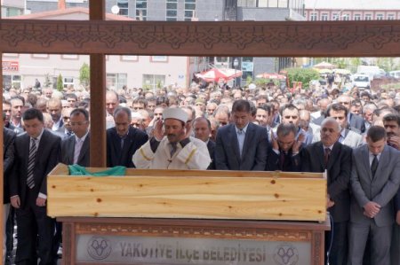 Mhp'li Kaya, Annesini Gözyaşlarıyla Son Yolculuğuna Uğurladı