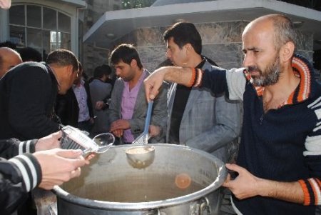 Mhp'liler, Cuma Namazı Sonrası Aşure Dağıttı