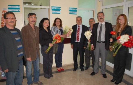 MHP'liler doktorların bayramını çiçekle kutladı