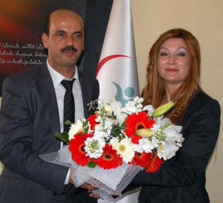 MHP'liler doktorların bayramını çiçekle kutladı