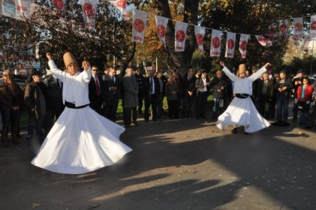 MHP’liler vatandaşa aşure dağıttı