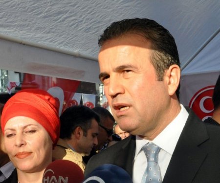 MHP’liler vatandaşa aşure dağıttı