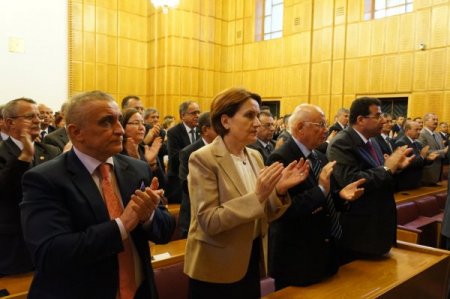 MHP'nin ilk grup toplantısı saygı duruşu ve İstiklal Marşı ile başladı