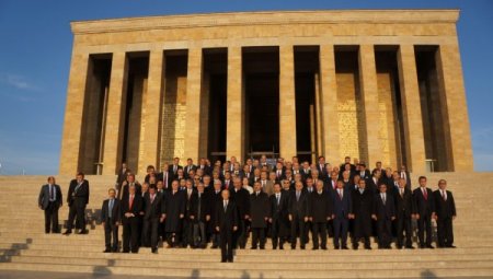 MHP’nin yeni yönetimi Anıtkabir’i ziyaret etti