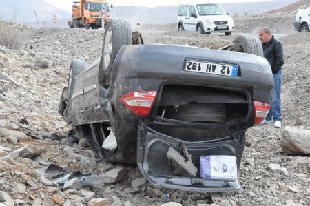 Mıcır dökülen yolda 2 saatte 4 kaza yaşandı: 2 ölü 11 yaralı