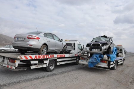 Mıcır dökülen yolda 2 saatte 4 kaza yaşandı: 2 ölü 11 yaralı