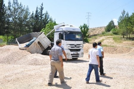 Mıcır yüklü TIR yan yattı, sürücü yaralandı