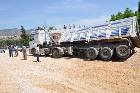 Mıcır yüklü TIR yan yattı, sürücü yaralandı
