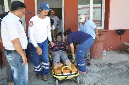 Mıcır yüklü TIR yan yattı, sürücü yaralandı