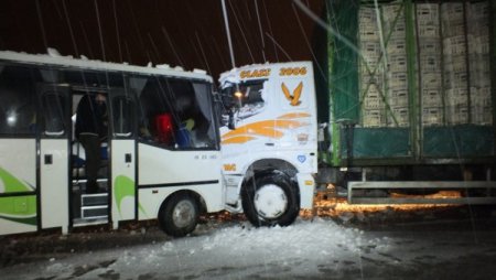 Midibüs ile tavuk yüklü kamyon çarpıştı: 1 yaralı